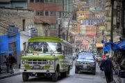 La Paz, Bolivien: Ein Lastwagen quält sich die Strassen hoch