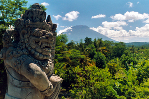 Blick über Bali auf den Vulkan Gunung Agung. Foto: www.nikkiundmichi.de