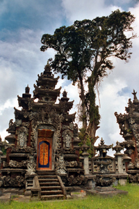 Ein Tempel auf Bali in der Nähe des Bratan Sees. Foto: www.nikkiundmichi.de