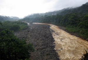 Regen in Costa Rica: Flüsse schwellen an. Foto: www.nikkiundmichi.de