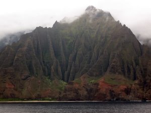 Na Pali auf Kauai - die schönste Steilküste der Welt im Gegenlicht. Foto: www.nikkiundmichi.de