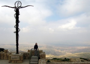 Das Christuskreuz hoch auf dem Berg Nebo in Jordanien. Foto: www.nikkiundmichi.de
