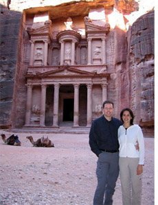 Reisebericht Jordanien: Nikki&Michi vor dem Schatzhaus Khazne al-Firaun von Petra. Foto: www.nikkiundmichi.de