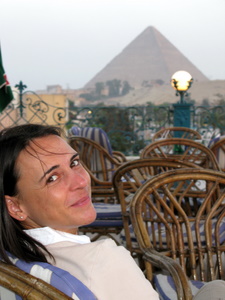 Sit like an egyptian: Nikki sitzt auf der Dachterrase des Mövenpick Pyramids und schaut auf die Cheops-Paramide: Foto: www.nikkiundmichi.de