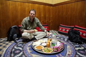 Michi speist traditionell auf dem Fußboden sitzend im Bin Ateeq Retaurant in Nizwa, Oman. Foto: www.nikkiundmichi.de