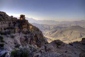 Spektakulärer Blick vom Pass im Hadschar Gebirge hinter dem Wadi Bani Awf. Foto: www.nikkiundmichi.de