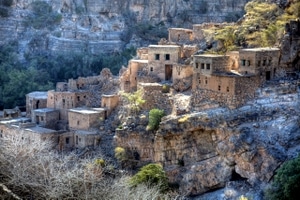 Wadi Bani Habib: ein verlassenes Bergdorf im Hadschar-Gebirge schmiegt sich an den Hang.