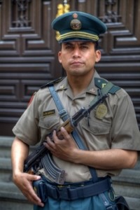 Ein Polizist bewacht den Präsidentenpalast in Lima, Peru.