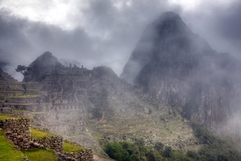 Früh am Morgen: Nebel hüllt Machu Picchu ein.