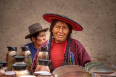 Peru: eine Quechua-Frau schaut in die Kamera.