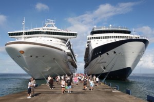 Die Celebrity Millennium, rechts, im Hafen von Grenada.