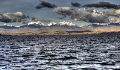 Titicacasee Panorama: im Hintergrund die stolzen Kordilleren.