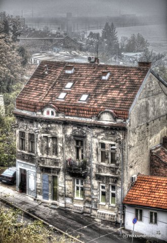 wenn diese Wände sprechen könnten... Häuser mit Geschichte stehen an der Donau in Belgrad.