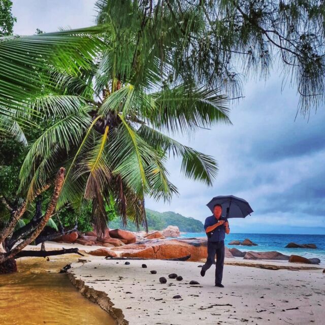 Am Strand im Regen. Kann auch hübsch sein! Sogar richtig magisch! Der Anse Lazio hier auf den Seychellen hat eine ganz besondere Atmosphäre. Auch, wenn es aus Eimern schüttet. Die Farben des Meeres und des Himmels können intensiver wirken, und die Geräusche des Regens, der auf das Meer trifft, haben eine beruhigende Wirkung. 

Außerdem sind Strände bei Regen meist weniger überlaufen, was dir das Gefühl geben kann, einen geheimen, privaten Ort entdeckt zu haben. Wann ist man am Anse Lazio, einem der schönsten Strände der Welt, schon mal allein? 

#RainyBeachDay #StormySeascape #BeachInTheRain #MoodyBeachVibes #RainyCoastline #MysticalShores #SoothingRainSounds #NatureInRain #RainyBeachWalk #PeacefulBeachRain