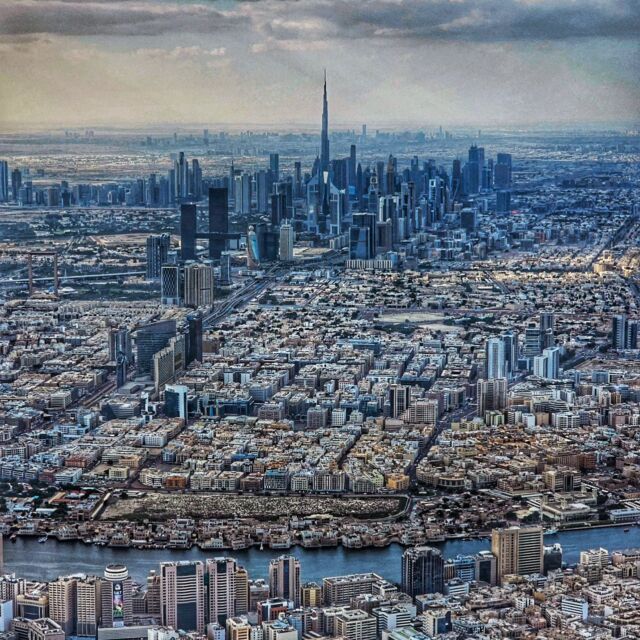 In einer Welt voller Megacities, zu denen man leicht und zu Recht ein gespaltenes Verhältnis entwickeln kann, liegt Dubai locker in den Top 10. Ein Ort, wo Zukunft und Vergangenheit sich kreuzen, wo Gigantismus und Größenwahn die Skyline prägen. Eine Stadt, die selbst das Land der unbegrenzten Möglichkeiten mit seinem Big Apple in Staunen versetzen dürfte.

#DubaiDichotomy #FutureMeetsPast #SkyscraperSpectacle #LimitlessDubai #CityOfContrasts #MajesticViews #Exploremore