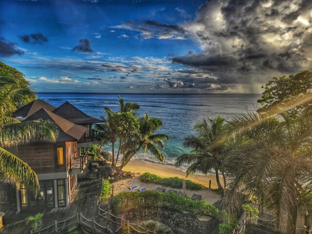 Flieg', Gedanke, getragen von Sehnsucht... Manchmal reicht es ja schon, die Augen zu schließen und von einem Sonnenaufgang am Meer - wie hier auf den Seychellen - zu träumen. Vergesst den grauen Regen für ein paar Sekunden! Nur noch morgen und der Rest von heute, dann ist Wochenende! 

#Traumstrand #Seychellen #Sonnenaufgang #FluchtAusDemAlltag #exploremore #travelblogger
