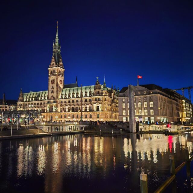 Immer wieder schön, wenn das Hamburger Rathaus unter diesem samtig-satten Blau in den Abend leuchtet. 

#HamburgLiebe #Stadtansichten #NachtFotografie #ArchitekturWunder #ReiseZiele #EuropaErkunden #Städtereisen #Nachtleben #HamburgBeiNacht #Reflexionen #Wasserwege