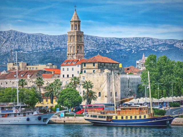 Es ist einfach malerisch, dieses Split...

#SplitCroatia #TravelCroatia #HistoricCities #Cityscape #HarborViews #TravelEurope #Wanderlust #ExploreMore #BeautifulDestinations #AdriaticSea