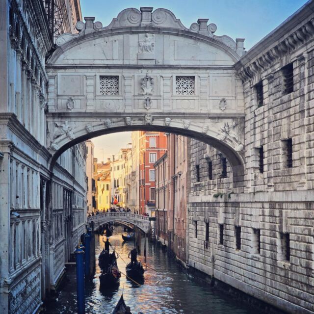 Unaufhörlich flüstert die Seufzerbrücke ein Lied von von Liebe, Leid und letztem Abschied. 

#Venedig #Seufzerbrücke #Dogenpalast #Reiseziel #BrückenDerWelt #TraumhaftesVenedig #Weltkulturerbe