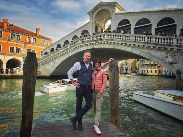 Und immer wieder die Rialtobrücke. 🤷‍♂️😎

#Venedig #RialtoRomantik #Reiselust #TraumDestination #ReiseFotografie #BrückenGeschichten